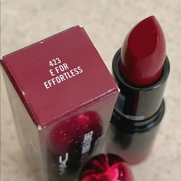 Mac Love Me Lipstick E For Effortless New in Box - Picture 4 of 13